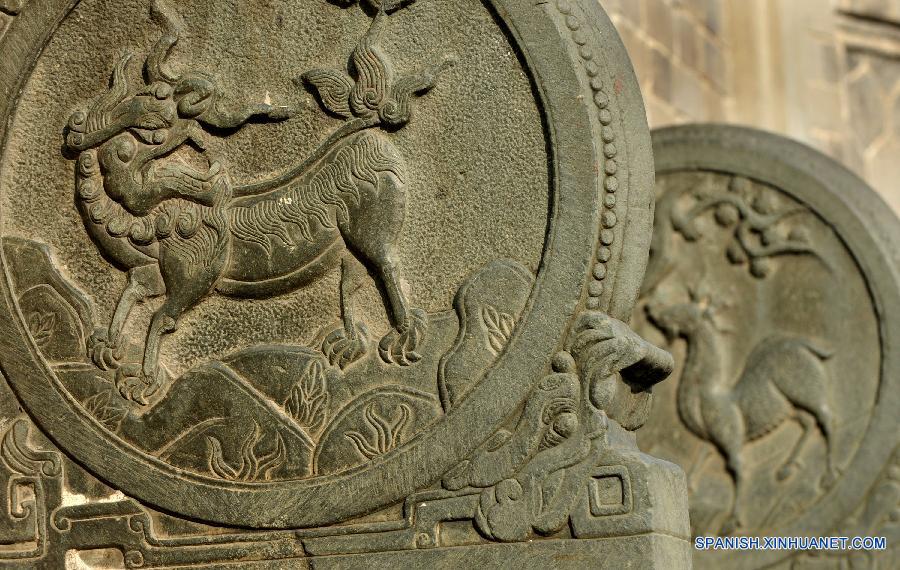 Escultura es vista en el condado Xunyang, en la provincia noroccidental china de Shaanxi el pasado 2 de agosto. El antiguo pueblo Shuhe, en el que destacan calles antiguas llenas de tiendas y puestos fue un puerto famoso en la historia marítima china. Visitantes pueden tocar la muralla de piedra de castillos de mil años y disfrutar la belleza de las construcciones antiguas. 
