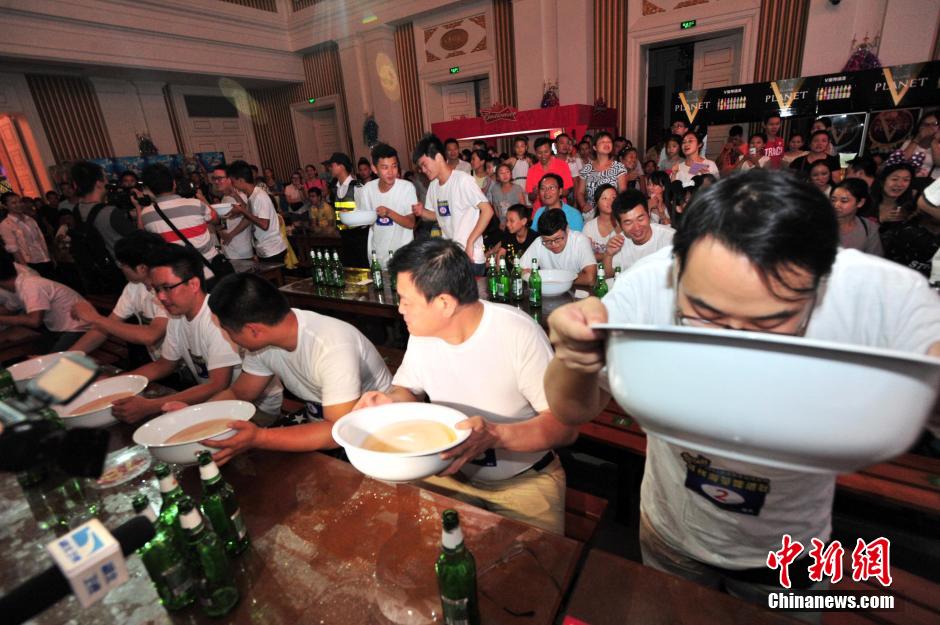 Una centena de personas compitieron por ser el rey de cerveza en un concurso de tomar cerveza celebrado en la ciudad de Wuhan el 9 de agosto por la noche.  