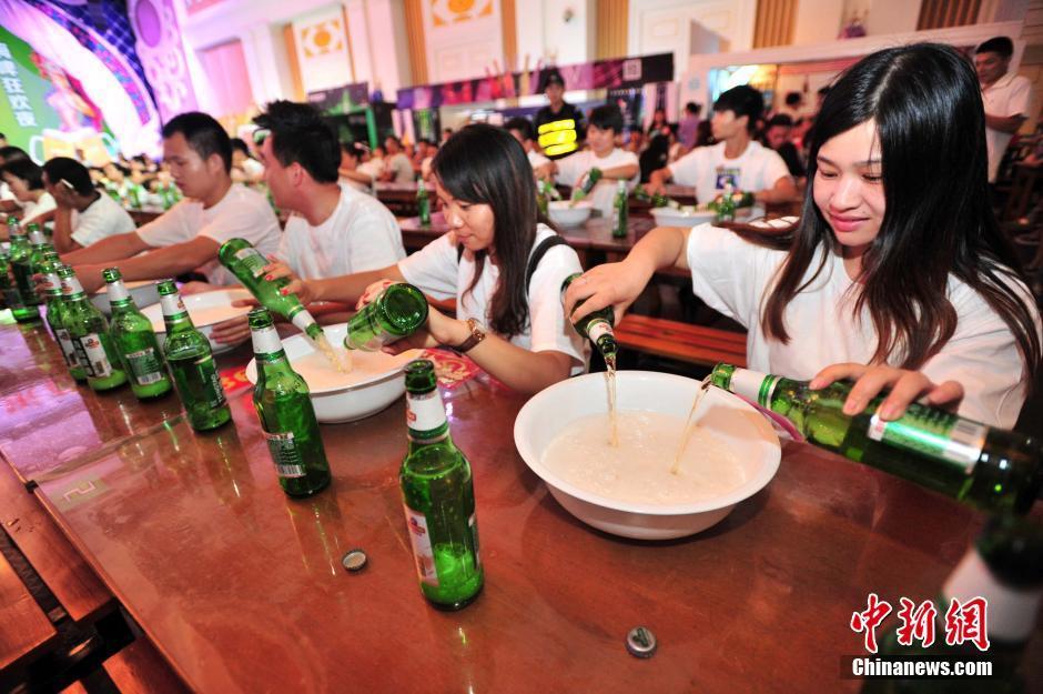Hombres y mujeres compitieron por ser el rey de cerveza en un concurso de tomar cerveza celebrado en la ciudad de Wuhan el 9 de agosto por la noche.  