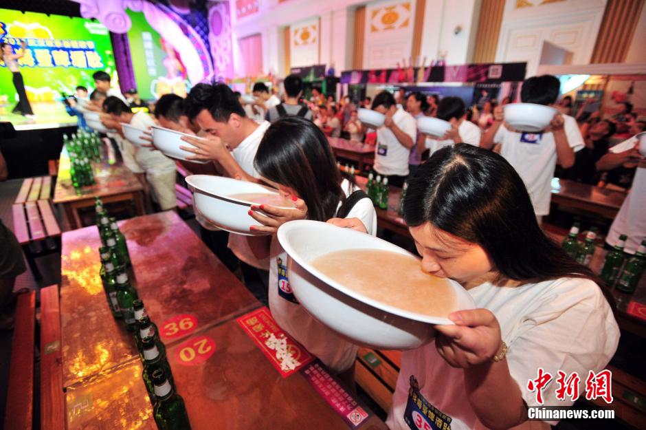 Hombres y mujeres compitieron por ser el rey de cerveza en un concurso de tomar cerveza celebrado en la ciudad de Wuhan el 9 de agosto por la noche.  