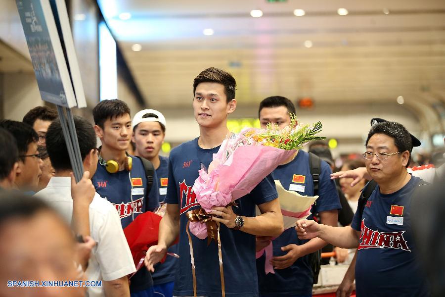 El equipo de natación de China regresó a Beijing tras el Campeonato Mundial de Natación 2015 celebrado en Kazán, Rusia.