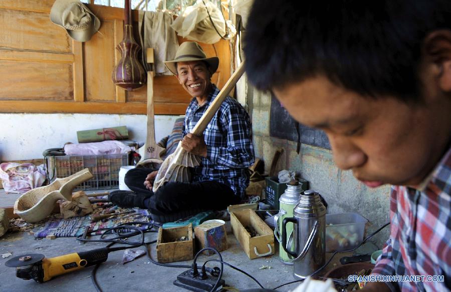 Dainzin, artesano de 46 años de edad, elaboró instrumento dramyin en Lhsasa, la capital de la región autónoma del Tibet, en el suroeste de China el pasado 9 de agosto. Dramyin, un instrumento musical de seis cuerdas y hecho de una sola pieza de madera, es un antiguo instrumento del Tibet. En el año de 2014, el arte de elaborar draymin fue incluido en la lista de patrimonios nacionales de cultura inmaterial.  