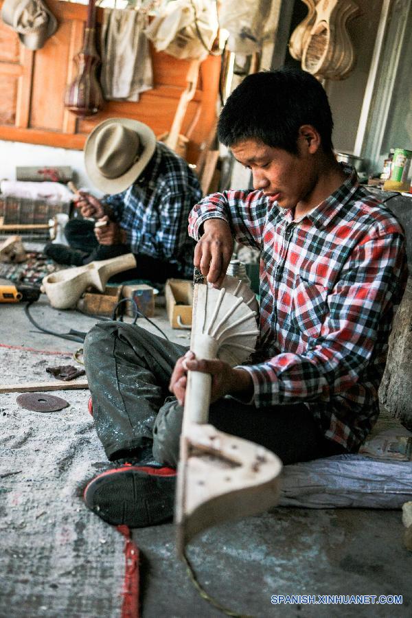 Dainzin, artesano de 46 años de edad, elaboró instrumento dramyin en Lhsasa, la capital de la región autónoma del Tibet, en el suroeste de China el pasado 9 de agosto. Dramyin, un instrumento musical de seis cuerdas y hecho de una sola pieza de madera, es un antiguo instrumento del Tibet. En el año de 2014, el arte de elaborar draymin fue incluido en la lista de patrimonios nacionales de cultura inmaterial.  