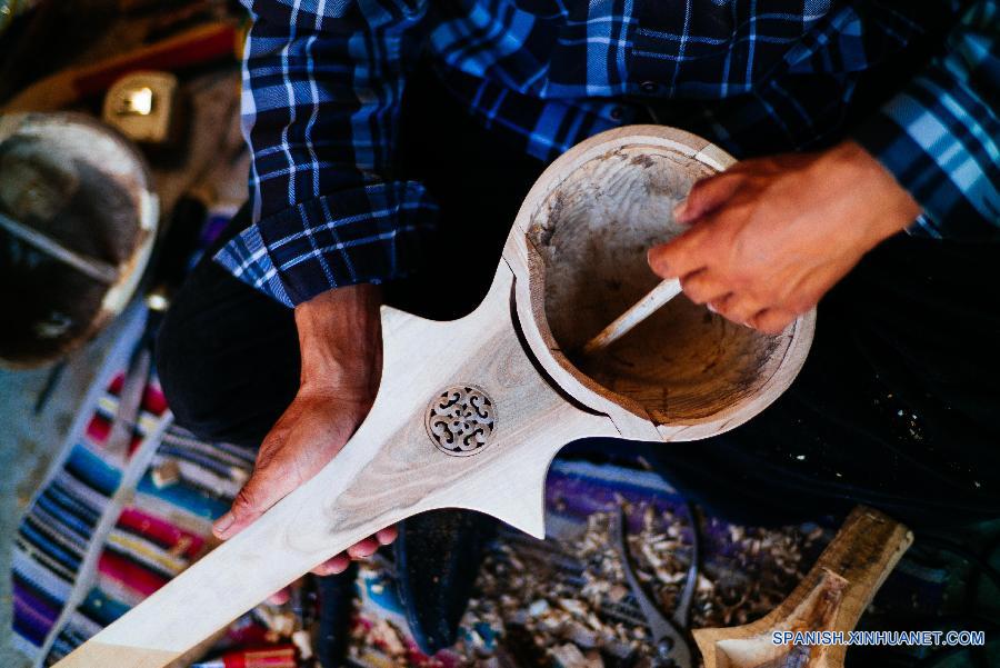 Dainzin, artesano de 46 años de edad, elaboró instrumento dramyin en Lhsasa, la capital de la región autónoma del Tibet, en el suroeste de China el pasado 9 de agosto. Dramyin, un instrumento musical de seis cuerdas y hecho de una sola pieza de madera, es un antiguo instrumento del Tibet. En el año de 2014, el arte de elaborar draymin fue incluido en la lista de patrimonios nacionales de cultura inmaterial.