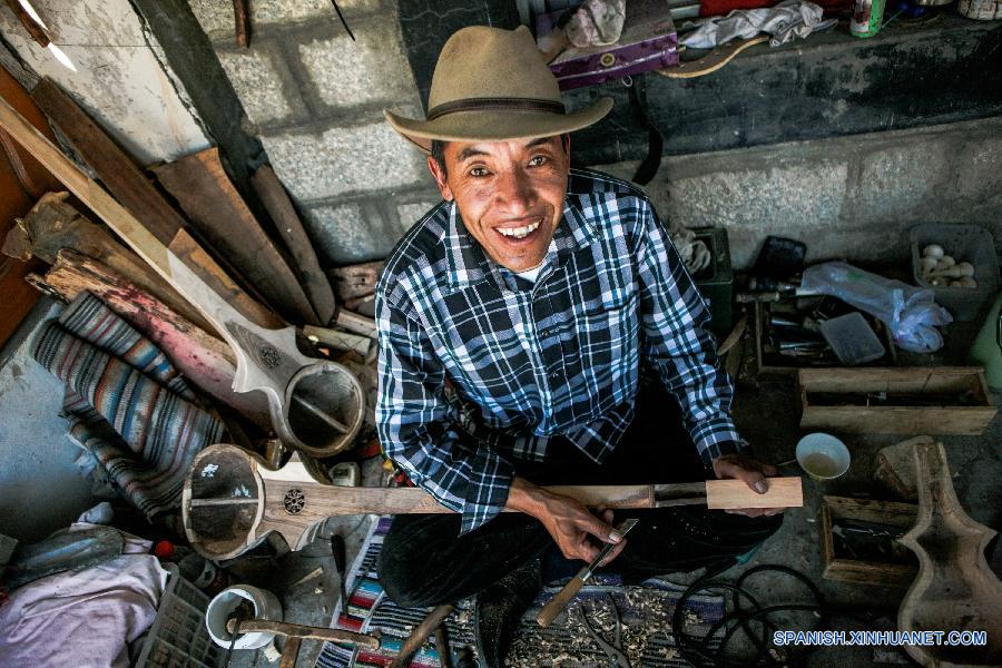 Dainzin, artesano de 46 años de edad, elaboró instrumento dramyin en Lhsasa, la capital de la región autónoma del Tibet, en el suroeste de China el pasado 9 de agosto. Dramyin, un instrumento musical de seis cuerdas y hecho de una sola pieza de madera, es un antiguo instrumento del Tibet. En el año de 2014, el arte de elaborar draymin fue incluido en la lista de patrimonios nacionales de cultura inmaterial.