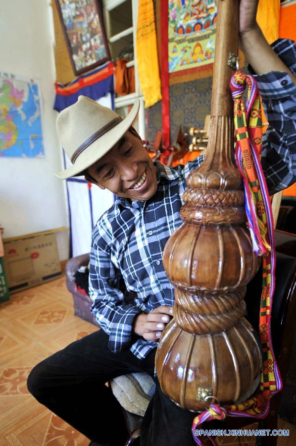 Dainzin, artesano de 46 años de edad, elaboró instrumento dramyin en Lhsasa, la capital de la región autónoma del Tibet, en el suroeste de China el pasado 9 de agosto. Dramyin, un instrumento musical de seis cuerdas y hecho de una sola pieza de madera, es un antiguo instrumento del Tibet. En el año de 2014, el arte de elaborar draymin fue incluido en la lista de patrimonios nacionales de cultura inmaterial.