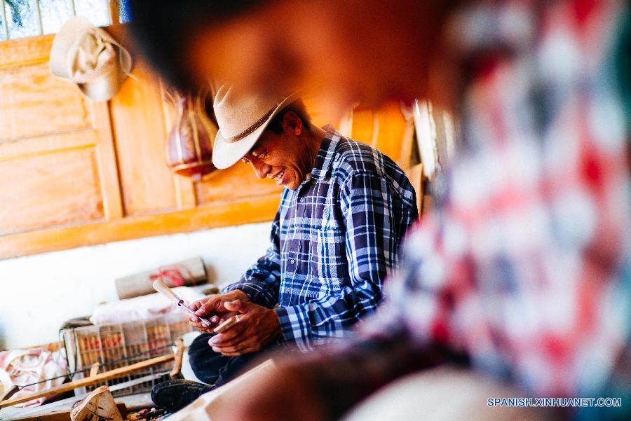 Dainzin, artesano de 46 años de edad, elaboró instrumento dramyin en Lhsasa, la capital de la región autónoma del Tibet, en el suroeste de China el pasado 9 de agosto. Dramyin, un instrumento musical de seis cuerdas y hecho de una sola pieza de madera, es un antiguo instrumento del Tibet. En el año de 2014, el arte de elaborar draymin fue incluido en la lista de patrimonios nacionales de cultura inmaterial.