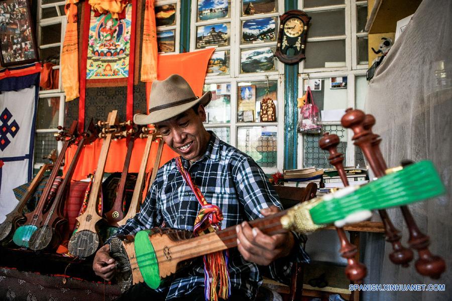 Dainzin, artesano de 46 años de edad, elaboró instrumento dramyin en Lhsasa, la capital de la región autónoma del Tibet, en el suroeste de China el pasado 9 de agosto. Dramyin, un instrumento musical de seis cuerdas y hecho de una sola pieza de madera, es un antiguo instrumento del Tibet. En el año de 2014, el arte de elaborar draymin fue incluido en la lista de patrimonios nacionales de cultura inmaterial.