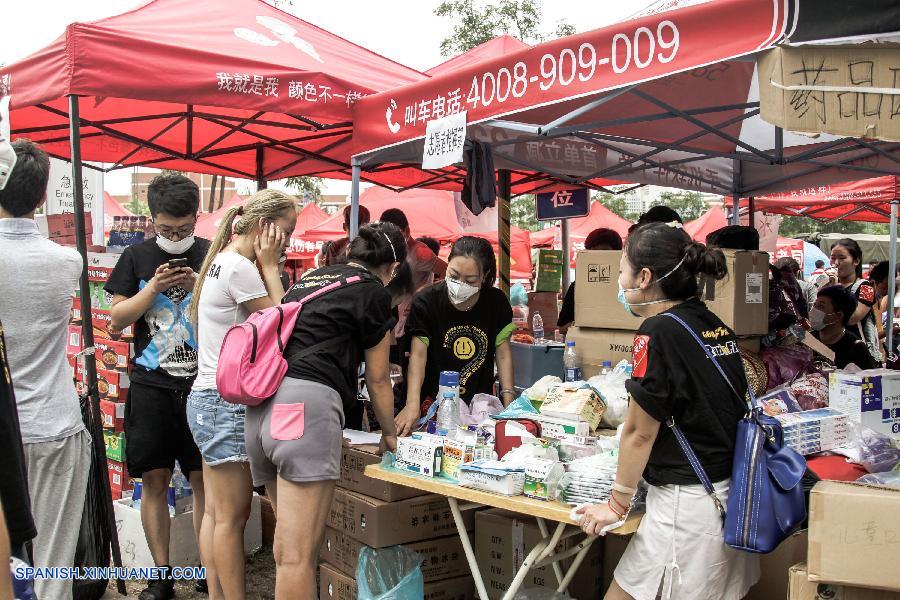 Muchos voluntarios trabajan en Tianjin