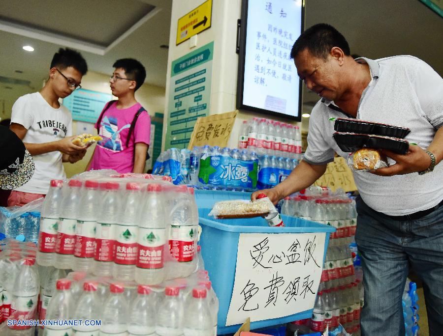 Muchos voluntarios trabajan en Tianjin