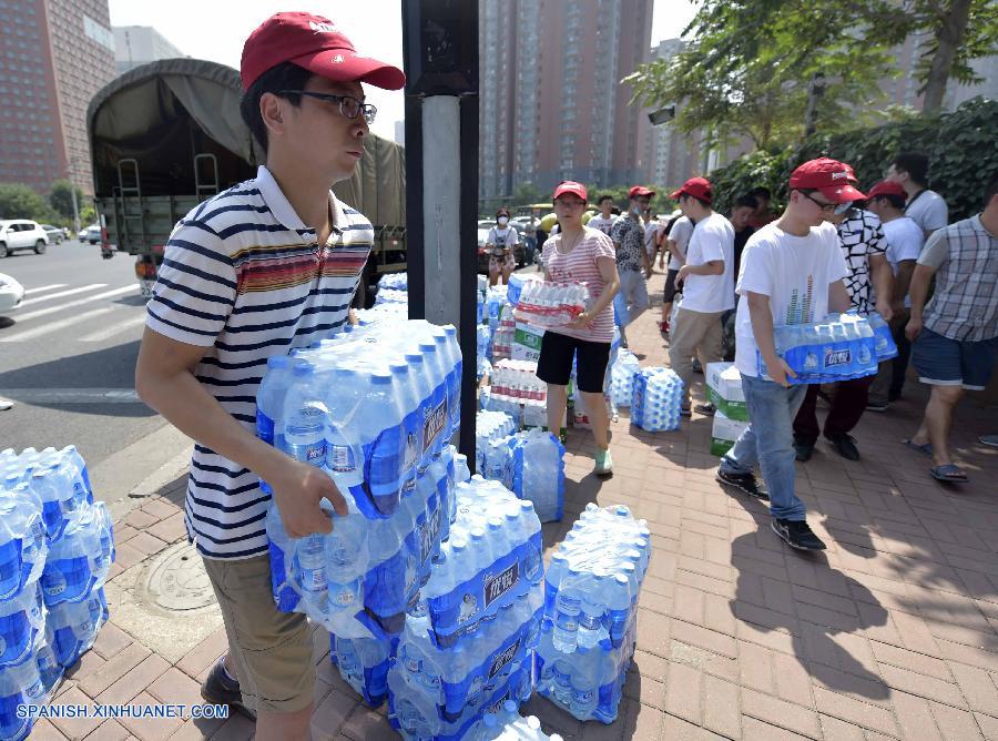 Muchos voluntarios trabajan en Tianjin