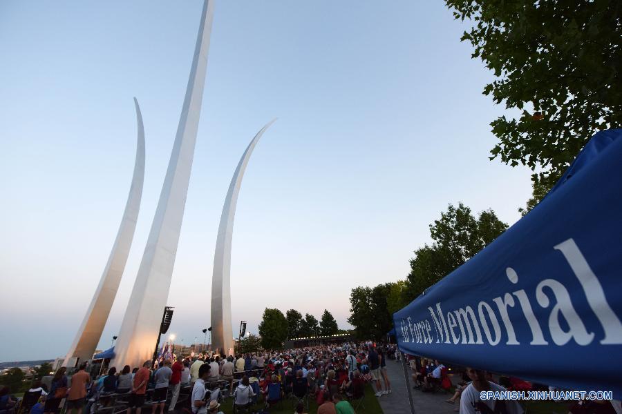 U.S.-ARLINGTON-WORLD WAR II-70TH ANNIVERSARY-COMMEMORATION