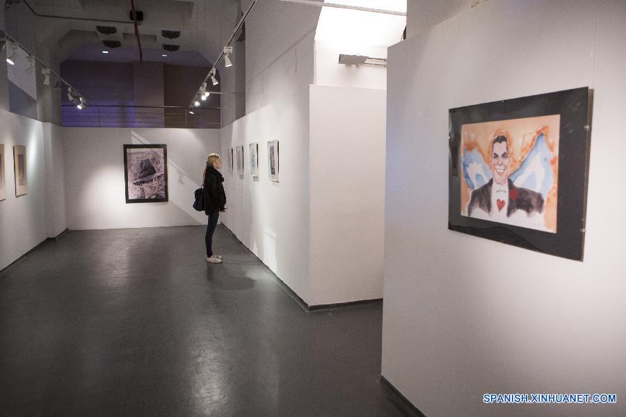 Una mujer observaba una exhibición durante el festival anual de Tango de Buenos Aires en Buenos Aires, Argentina, el 15 de agosto