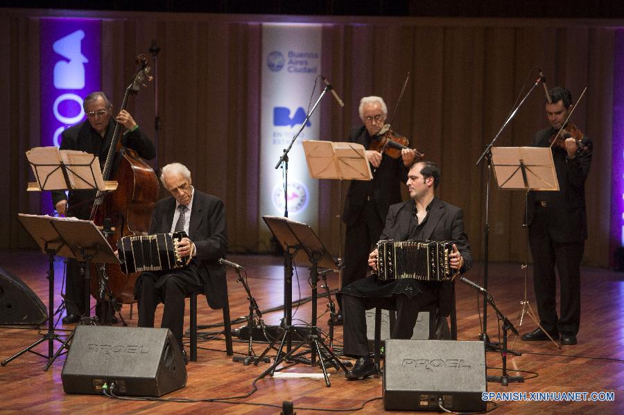 Una banda actuaban durante el festival anual de Tango de Buenos Aires en Buenos Aires, Argentina, el 15 de agosto