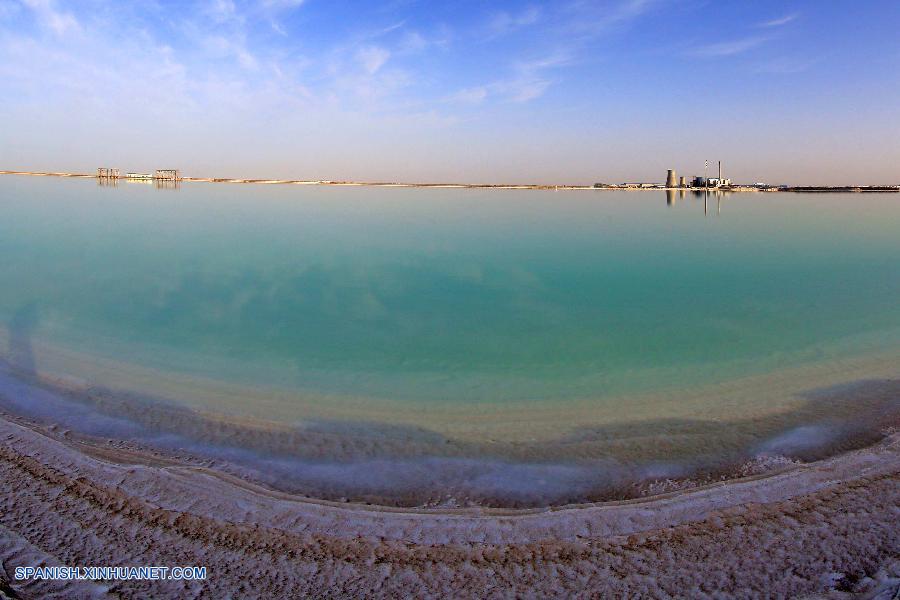 Paisaje de lagos salados de Lop Nor en Xinjiang, China