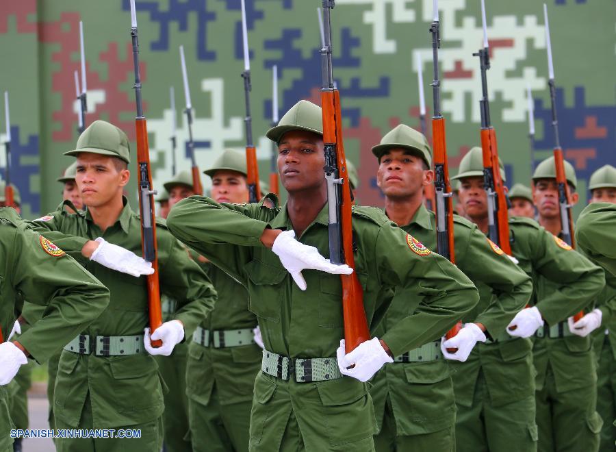 Entrenan los soldados extranjeros para el desfile militar