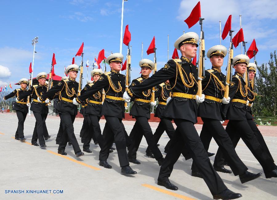 Entrenan los soldados extranjeros para el desfile militar