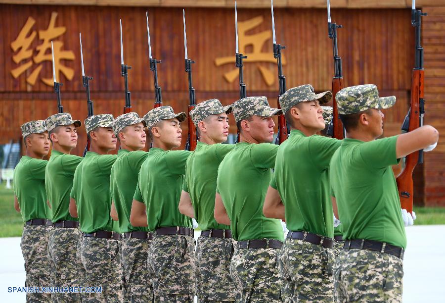 Entrenan los soldados extranjeros para el desfile militar