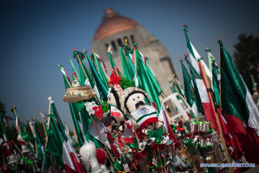 Decoraciones están siendo vendidas en la Ciudad de México, capital de México, que va a celebrar el 205 aniversario de la independencia del país.