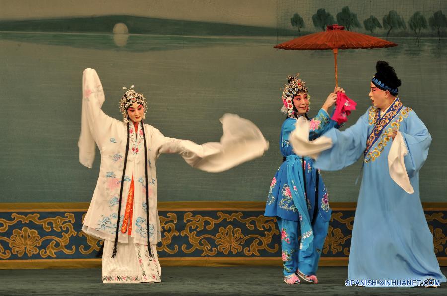 La artista de ópera de Peking, Zhang Huoding (izq) actuó durante la vista previa de medios de leyenda del Serpiente Blanco en el Centro de Lincoln en Nueva York, Estados Unidos, el primero de septiembre. Zhang va a hacer su debut en dos representaciones: el Serpiente Blanco y El monedero Joyería en la metrópoli el 2 y 3 de este mes. 