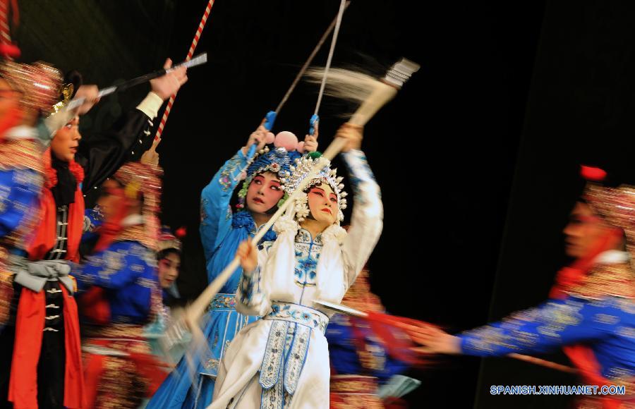 La artista de Opera de Peking, Zhang Huoding (izq) actuó durante la vista previa de medios de leyenda del Serpiente Blanco en el Centro de Lincoln en Nueva York, Estados Unidos, el primero de septiembre. Zhang va a hacer su debut en dos representaciones: el Serpiente Blanco y El monedero Joyería en la metrópoli el 2 y e de este mes. 