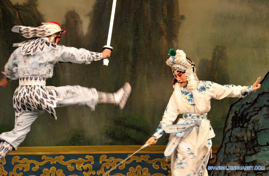 La artista de Opera de Peking, Zhang Huoding (izq) actuó durante la vista previa de medios de leyenda del Serpiente Blanco en el Centro de Lincoln en Nueva York, Estados Unidos, el primero de septiembre. Zhang va a hacer su debut en dos representaciones: el Serpiente Blanco y El monedero Joyería en la metrópoli el 2 y e de este mes. 