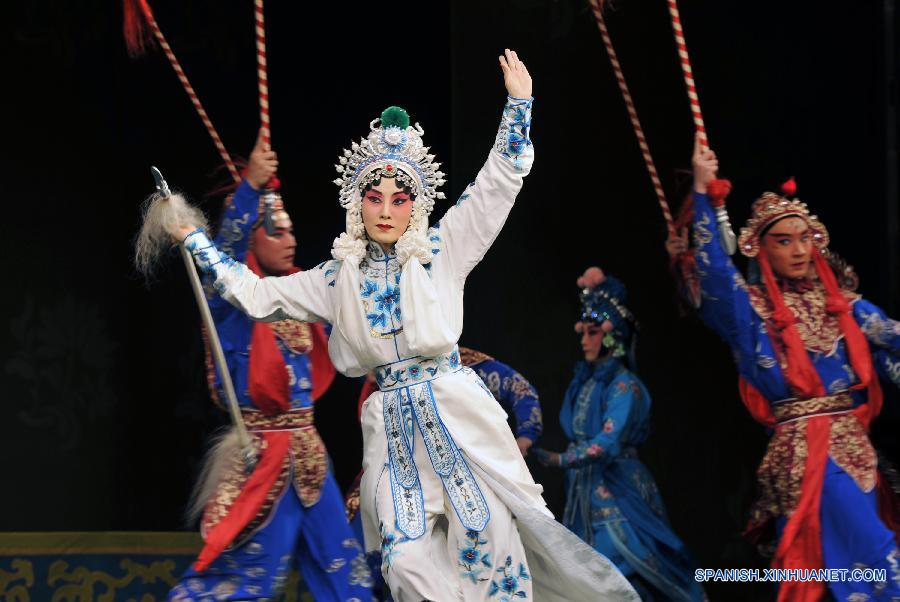 La artista de Opera de Peking, Zhang Huoding (izq) actuó durante la vista previa de medios de leyenda del Serpiente Blanco en el Centro de Lincoln en Nueva York, Estados Unidos, el primero de septiembre. Zhang va a hacer su debut en dos representaciones: el Serpiente Blanco y El monedero Joyería en la metrópoli el 2 y e de este mes. 