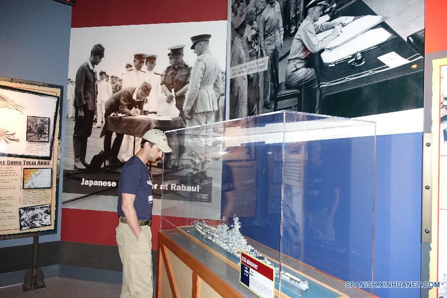 Un visitante obserbaba exhibición sobre la ceremonia de entrega de Japón el 2 de Septiembre de 1945 en el Museo Nacional de la Querra Pacífica en Fredericksburg, Texas, Estados Unidos.