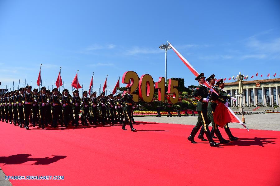 La bandera nacional de China ha sido izada sobre la Plaza Tian'anmen, en el centro de Beijing para celebrar el 70º aniversario de la victoria contra la agresión japonesa en la Segunda Guerra Mundial.