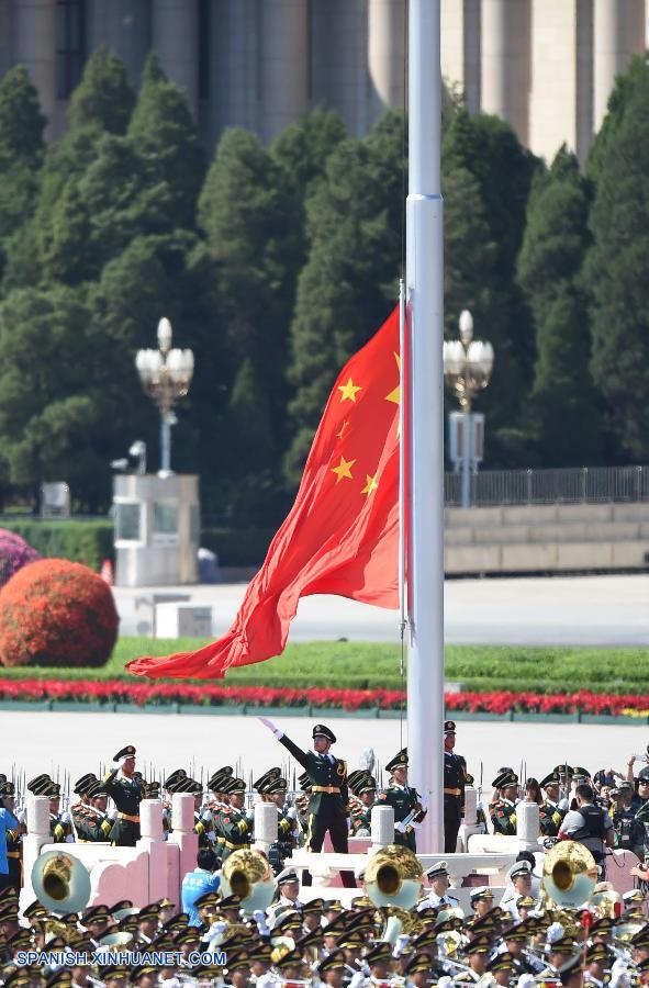 La bandera nacional de China ha sido izada sobre la Plaza Tian'anmen, en el centro de Beijing para celebrar el 70&ordm; aniversario de la victoria contra la agresi&oacute;n japonesa en la Segunda Guerra Mundial.