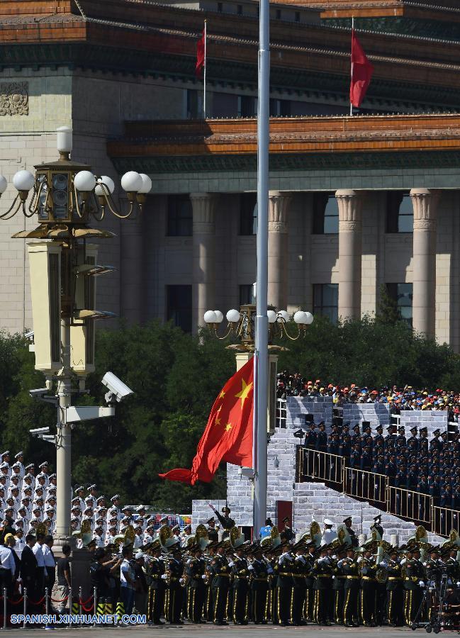 La bandera nacional de China ha sido izada sobre la Plaza Tian'anmen, en el centro de Beijing para celebrar el 70&ordm; aniversario de la victoria contra la agresi&oacute;n japonesa en la Segunda Guerra Mundial.