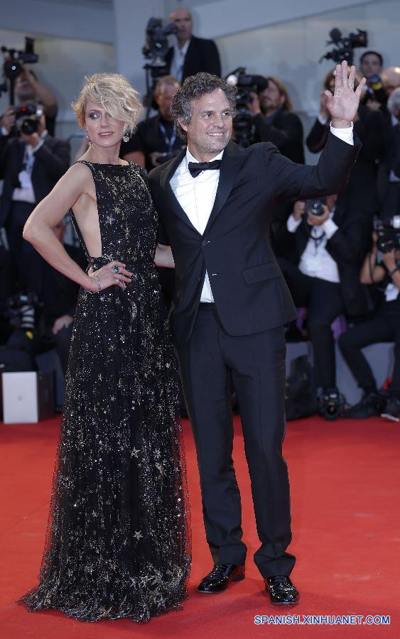 Actor Mark Ruffalo (derecho) y Sunrise Coigney participaron en la presentación de 'Spotlight' durante la 72 edición del Festival de Cine de Venecia, en Italia, el 3 de septiembre.