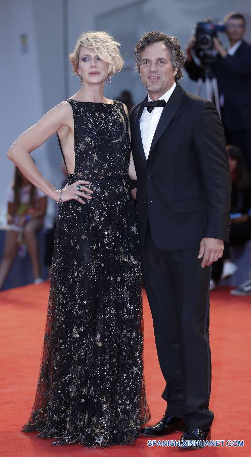 Actor Mark Ruffalo (derecho) y Sunrise Coigney participaron en la presentación de 'Spotlight' durante la 72 edición del Festival de Cine de Venecia, en Italia, el 3 de septiembre.