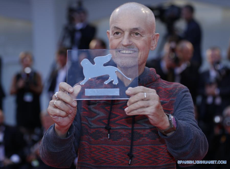 Jonathan Demme posó con su premio de Talento Visionario en la presentación de 'Spotlight' durante la 72 edición del Festival de Cine de Venecia, en Italia, el 3 de septiembre.
