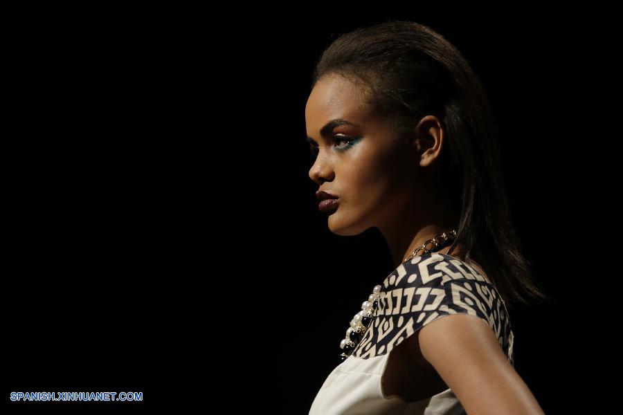 Una modelo presentaba un diseño de Papyvalerie en la Semana de Moda Africana de Barcelona en Barcelona, España, el 6 de septiembre. 