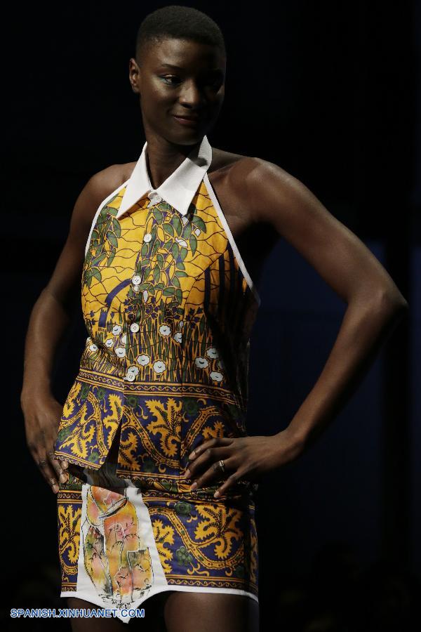 Un modelo presentaba un diseño de Papyvalerie en la Semana de Moda Africana de Barcelona en Barcelona, España, el 6 de septiembre. 