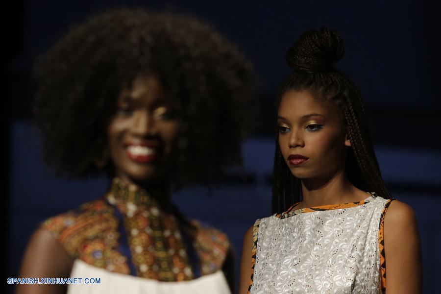 Modelos presentaban diseños de Papyvalerie en la Semana de Moda Africana de Barcelona en Barcelona, España, el 6 de septiembre. 