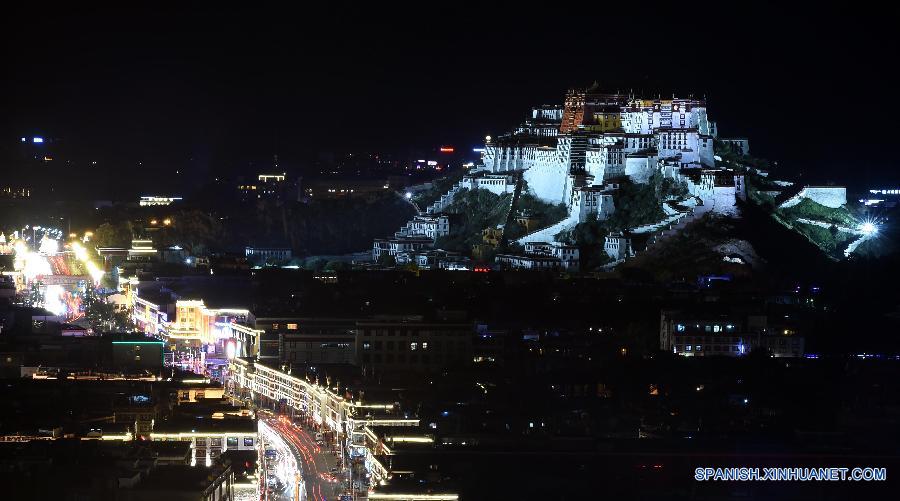 La foto muestra la vista nocturna del Palacio Potala, en la ciudad Lhasa, que tiene una historia de más de 1.300 años. 