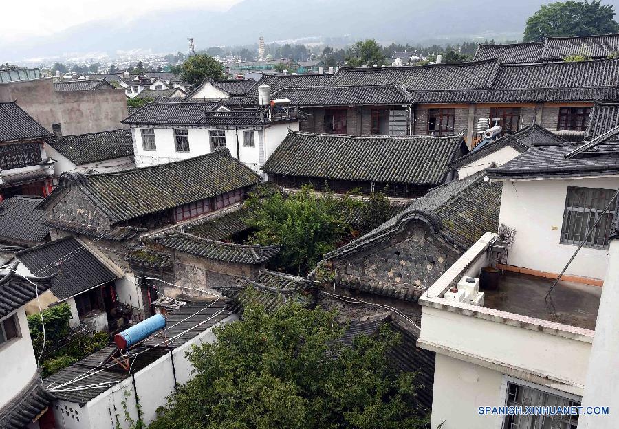 La foto muestra residencias del grupo étnico Bai en Dali, en la provincia suroccidental china de Yunnan. La arquitectura de la etnia Bai es caracterizada por sus tres edificios que forman un U y un muro que sirve como cancel. En el centro hay un patio. Las casas generalmente son construídas por ladrillo y madera y el muro de ladrillo y piedra. 