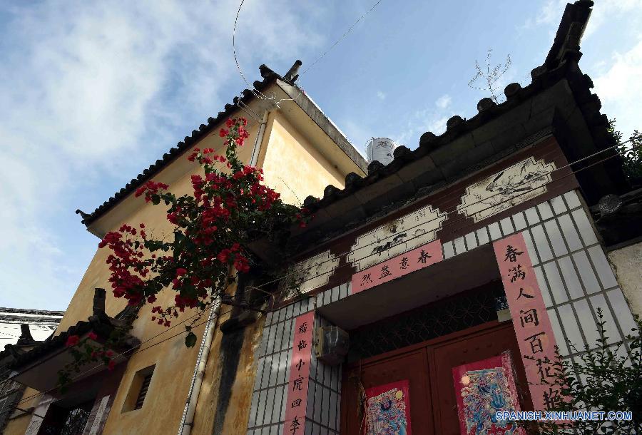 La foto muestra residencias del grupo étnico Bai en Dali, en la provincia suroccidental china de Yunnan. La arquitectura de la etnia Bai es caracterizada por sus tres edificios que forman un U y un muro que sirve como cancel. En el centro hay un patio. Las casas generalmente son construídas por ladrillo y madera y el muro de ladrillo y piedra. 