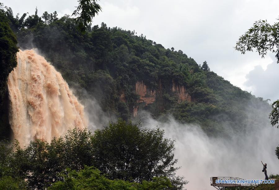 Turistas visitanron la catarata Feilong sobre el río Bajiang en el distrito autónoma de la etnia yi de Shilin en la provincia suroccidental china de Yunnan el pasado 7 de septiembre. 
