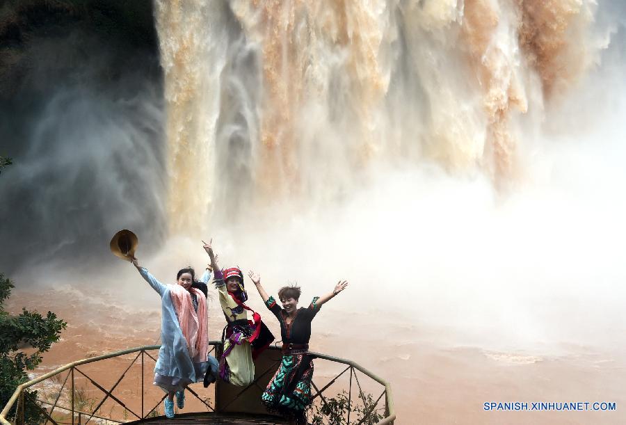 Turistas visitanron la catarata Feilong sobre el río Bajiang en el distrito autónoma de la etnia yi de Shilin en la provincia suroccidental china de Yunnan el pasado 7 de septiembre. 