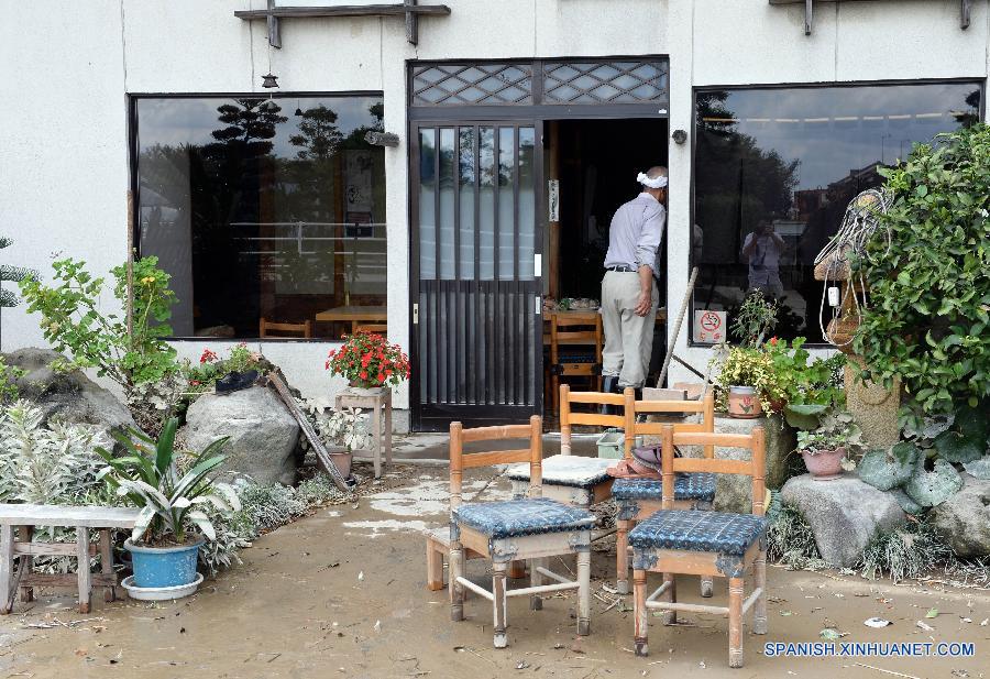 Las operaciones de rescate siguen hoy pues más de 100 personas están varadas en la ciudad de Joso, prefectura de Ibaraki, luego del azote de las lluvias torrenciales a causa del tifón Etau.