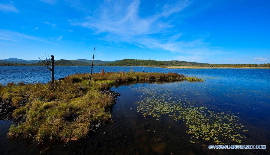 Foto tomada el 13 de septiembre de 2015 muestra paisaje de otoño del Lago Dujuan en la región autónoma de Mongolia Interior en el norte de China. 