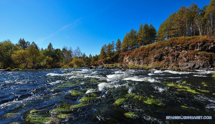 Foto tomada el 13 de septiembre de 2015 muestra paisaje de otoño del Lago Dujuan en la región autónoma de Mongolia Interior en el norte de China. 