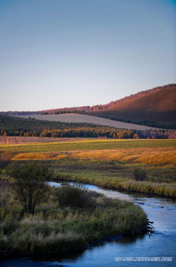 Foto tomada el 13 de septiembre de 2015 muestra paisaje de otoño del Lago Dujuan en la región autónoma de Mongolia Interior en el norte de China. 