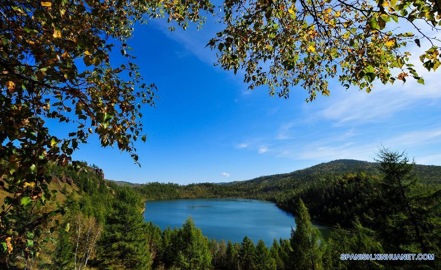 Foto tomada el 13 de septiembre de 2015 muestra paisaje de otoño del Lago Dujuan en la región autónoma de Mongolia Interior en el norte de China. 