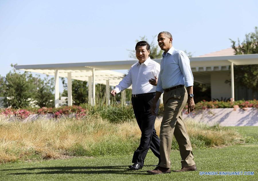 El presidente chino Xi Jinping (D) y el presidente estadounidense Barack Obama pasearon antes de su segunda reunión en el Retiro Annenberg en California de EEUU, el 8 de junio de 2013. Xi Jinping se reunión en una cumbre informal en California, Estados Unidos entre los días 7 y 8 de junio de 2013.    