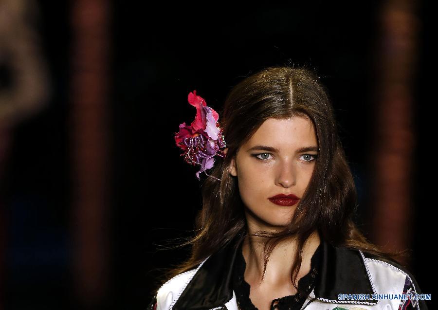 Una modelo demostró una creación de la colección de primavera/Verano 2016 de Anna Sui durante la Semana de Moda de Nueva York, Estados Unidos, el 16 de septiembre 2015. 