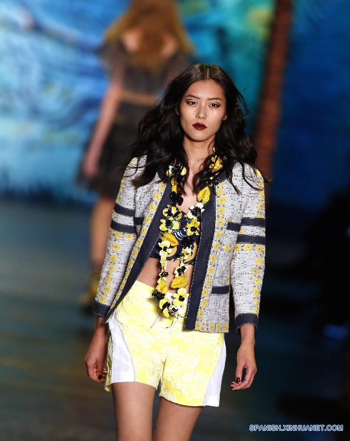 La modela china Liu Wen demostró una creación de la colección de primavera/Verano 2016 de Anna Sui durante la Semana de Moda de Nueva York, Estados Unidos, el 16 de septiembre 2015.